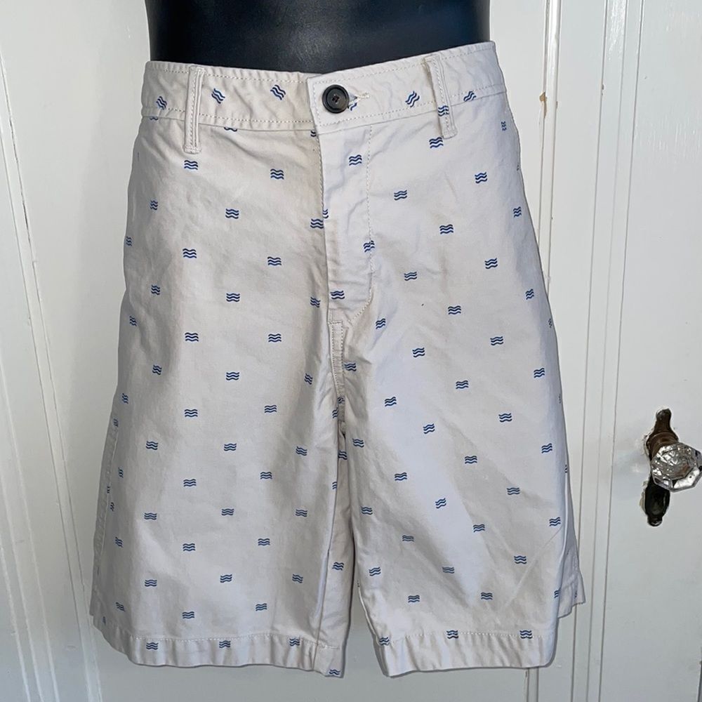 Aeropostale off white flat front cotton‎ shorts with a wave print
